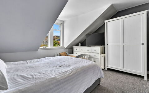 Seamill Beach House: Slaapkamer, Bed, Verdieping, Flooring, Plafond, Bedding, Laken, Interieur Ontwerp, Huis, Bed Frame