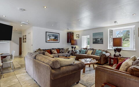 Old Barn at Ormidale House: Meubilair, Bankstel, Woonkamer, Interieur Ontwerp, Verdieping, Kamer, Huis, Flooring, Plafond
