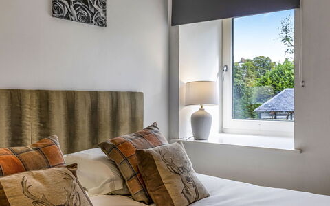 Old Barn at Ormidale House: Bed, Interieur Ontwerp, Meubilair, Bedding, Slaapkamer, Laken, Muur, Linens, Kamer, Hout