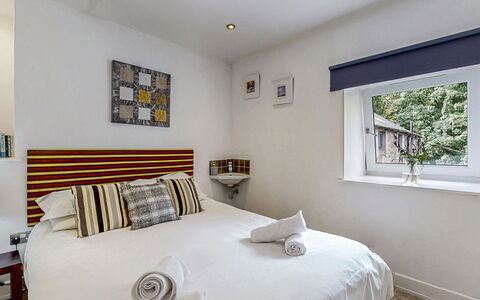 Old Barn at Ormidale House: Meubilair, Muur, Interieur Ontwerp, Bed, Slaapkamer, Hout, Laken, Verdieping, Huis, Bedding