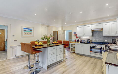 Ormidale House: Meubilair, Interieur Ontwerp, Flooring, Verdieping, Hout, Plafond, Keuken, Cabinetry, Verlichting, Countertop