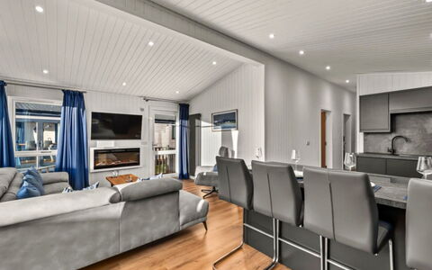 Silverwood Deluxe Chalet: Tableware, Serveware, Kop, Koffiekop, Drinkware, Theepot, Voedsel, Dishware, Theekopje, Porselein