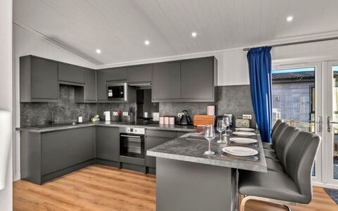 Silverwood Deluxe Chalet: Tableware, Serveware, Kop, Koffiekop, Drinkware, Theepot, Voedsel, Dishware, Theekopje, Porselein