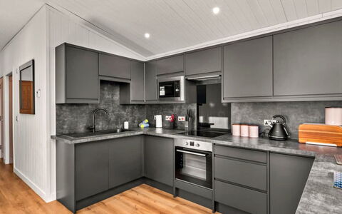 Silverwood Deluxe Chalet: Tableware, Serveware, Kop, Koffiekop, Drinkware, Theepot, Voedsel, Dishware, Theekopje, Porselein