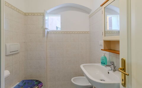 La Finestra sul Lago: Flooring, Interieur Ontwerp, Verdieping, Plafond, Loodgieterswerkinrichting, Badkamer, Kamer, Wastafel In De Badkamer, Kraan, Loodgieter