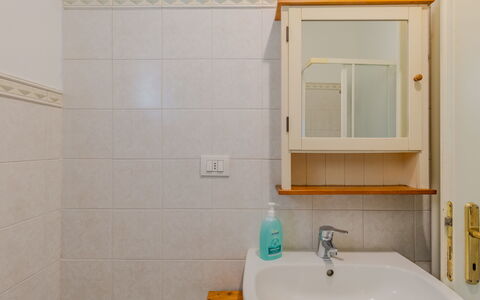 La Finestra sul Lago: Muur, Loodgieterswerkinrichting, Wastafel In De Badkamer, Interieur Ontwerp, Flooring, Kraan, Loodgieter, Verdieping, Badkamer, Wastafel