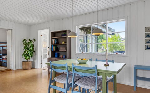 Andrina - 350M from the Sea: Meubilair, Interieur Ontwerp, Flooring, Hout, Plafond, Verdieping, Keuken En Eettafel, Eetkamer, Tafel, Stoel