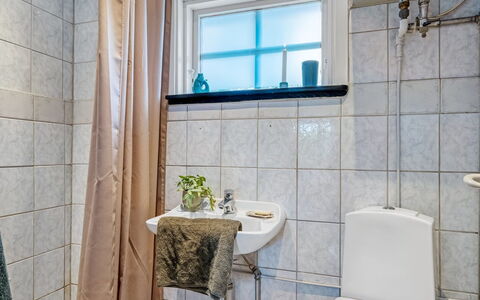 Andrina - 350M from the Sea: Loodgieterswerkinrichting, Badkamer, Interieur Ontwerp, Verdieping, Flooring, Loodgieter, Wastafel, Kamer, Toilet, Kraan