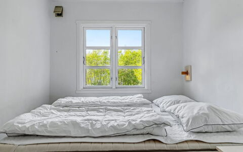 Andrina - 350M from the Sea: Slaapkamer, Bed, Bedding, Laken, Interieur Ontwerp, Hout, Meubilair, Verdieping, Plafond, Flooring