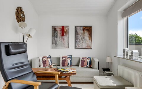 Soleil - 1.5Km from the Sea: Meubilair, Interieur Ontwerp, Flooring, Bankstel, Muur, Verdieping, Woonkamer, Kamer, Hout, Fotolijst