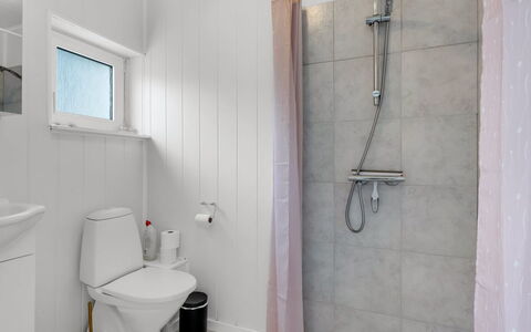Soleil - 1.5Km from the Sea: Flooring, Muur, Loodgieterswerkinrichting, Verdieping, Wc Bril, Badkamer, Toilet, Interieur Ontwerp, Wastafel, Loodgieter