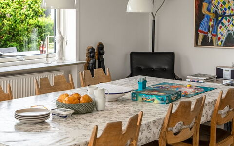 Soleil - 1.5Km from the Sea: Meubilair, Interieur Ontwerp, Flooring, Tafel, Hout, Keuken En Eettafel, Stoel, Verdieping, Eetkamer, Verlichting