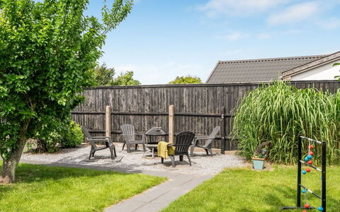 Soleil - 1.5Km from the Sea: Tuin, Struik, Land Lot, Schaduw, Gazon, Backyard, Landscaping, Werf, Hek, Home Schermen