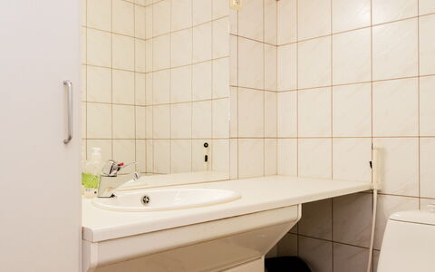 Koli Country Club B 5: Wastafel In De Badkamer, Loodgieterswerkinrichting, Muur, Badkamer, Flooring, Wastafel, Verdieping, Interieur Ontwerp, Kraan, Loodgieter