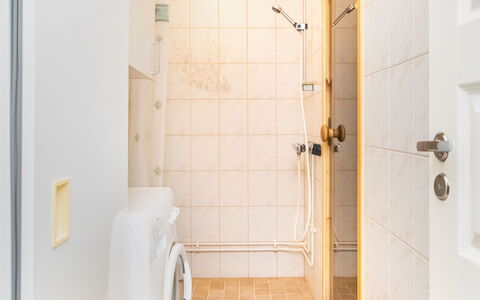 Koli Country Club B 6: Flooring, Muur, Verdieping, Loodgieterswerkinrichting, Badkamer, Interieur Ontwerp, Loodgieter, Douche, Kamer, Tegel