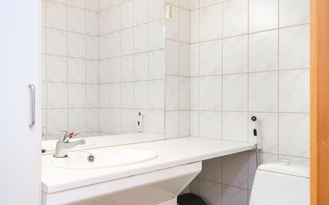 Koli Country Club B 6: Loodgieterswerkinrichting, Wastafel In De Badkamer, Muur, Flooring, Badkamer, Wastafel, Verdieping, Interieur Ontwerp, Kraan, Loodgieter