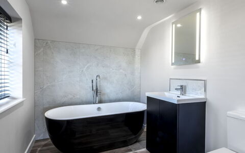 The Cottages Collection at Rusty Lane Farm: Muur, Loodgieterswerkinrichting, Bad, Flooring, Interieur Ontwerp, Badkamer, Verdieping, Huis, Verlichting, Kraan