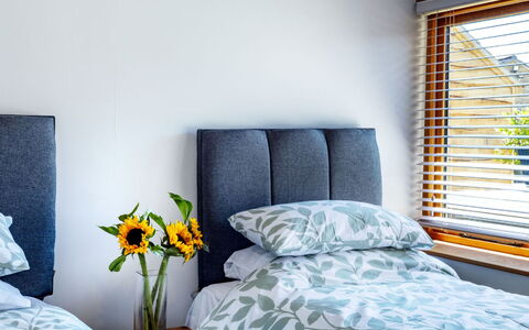 The Cottages Collection at Rusty Lane Farm: Meubilair, Bed, Slaapkamer, Bedding, Interieur Ontwerp, Laken, Linens, Hout, Verdieping, Textiel