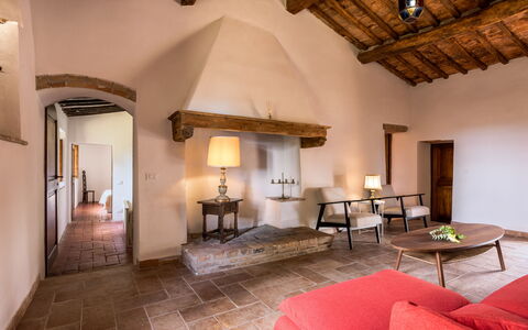 Casa Amelia, Pool, Casole Elsa, Monti: Muur, Meubilair, Flooring, Interieur Ontwerp, Plafond, Verdieping, Huis, Stoel, Kamer, Woonkamer