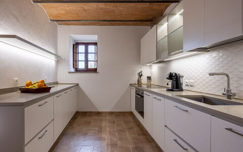 Casa Amelia, Pool, Casole Elsa, Monti: Keuken, Countertop, Flooring, Interieur Ontwerp, Toestel Van De Keuken, Hout, Gootsteen, Cabinetry, Plafond, Huis