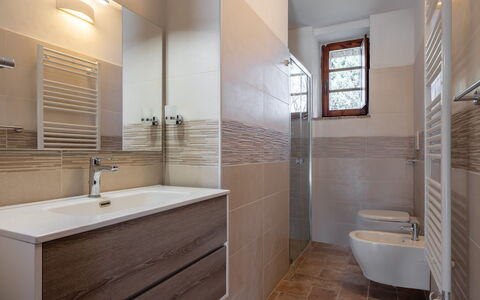 Casa Amelia, Pool, Casole Elsa, Monti: Flooring, Loodgieterswerkinrichting, Badkamer, Verdieping, Interieur Ontwerp, Wastafel, Wastafel In De Badkamer, Kraan, Badkamerkast, Loodgieter