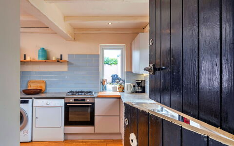 The Breakers: Flooring, Keuken, Hout, Countertop, Cabinetry, Verdieping, Toestel Van De Keuken, Interieur Ontwerp, Meubilair, Major Appliance