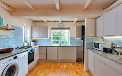 The Breakers: Keuken, Flooring, Countertop, Interieur Ontwerp, Hout, Major Appliance, Verdieping, Cabinetry, Toestel Van De Keuken, Plafond