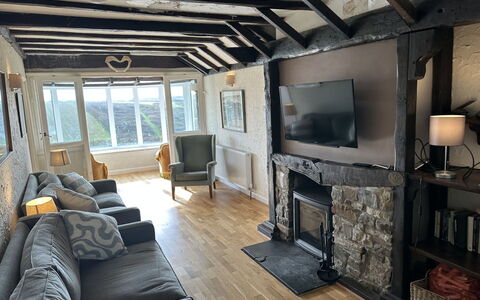 The Breakers: Hout, Meubilair, Huis, Hardwood, Woonkamer, Daylighting, Bankstel, Blokhut