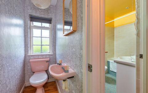 The Breakers: Muur, Badkamer, Loodgieterswerkinrichting, Flooring, Verdieping, Interieur Ontwerp, Loodgieter, Toilet, Tegel, Kamer