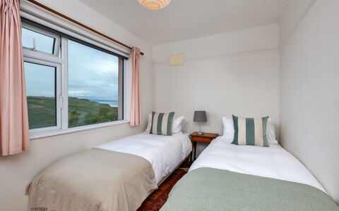 The Breakers: Bed, Slaapkamer, Laken, Bedding, Meubilair, Linens, Interieur Ontwerp, Verdieping, Bed Frame, Huis