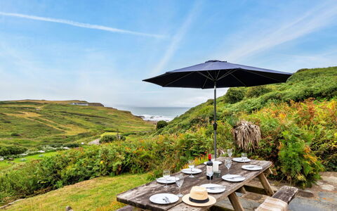 The Breakers: Landschap, Meubilair, Buitenmeubels, Tafel, Land Lot, Buitentafel, Eco Hotel, Verblijf, Tuin, Picknicktafel