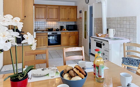 Albert: Meubilair, Keuken, Flooring, Interieur Ontwerp, Countertop, Toestel Van De Keuken, Cabinetry, Hout, Major Appliance, Verdieping