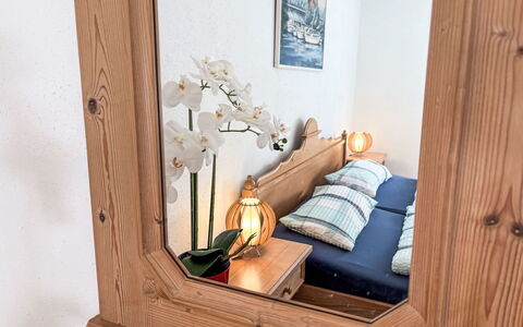 Albert: Hout, Interieur Ontwerp, Kamer, Beits, Hardwood, Natuurlijk Materiaal, Spiegel, Lamp, Fotolijst, Multiplex