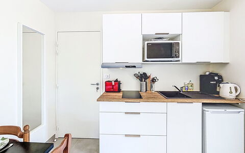 Beg en Aud: Meubilair, Keuken, Countertop, Cabinetry, Interieur Ontwerp, Flooring, Toestel Van De Keuken, Hout, Verdieping, Major Appliance