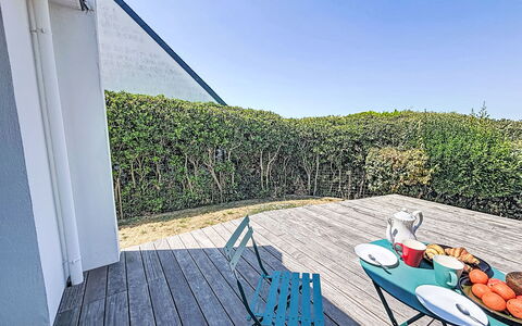 Beg en Aud: Blauw, Zonlicht, Buitenmeubels, Schaduw, Landscaping, Hek, Haag, Balkon, Eco Hotel, Gang