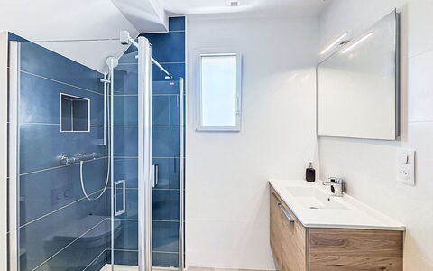 Beg en Aud: Flooring, Verdieping, Loodgieterswerkinrichting, Badkamer, Interieur Ontwerp, Badkamerkast, Loodgieter, Kraan, Spiegel, Wastafel