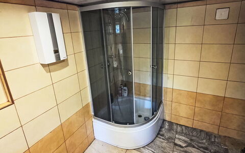 Oaza Spokoju: Flooring, Verdieping, Loodgieterswerkinrichting, Badkamer, Loodgieter, Kamer, Deur Van De Douche, Tegel, Toilet