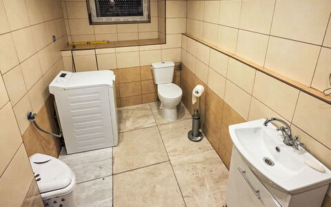 Oaza Spokoju: Wc Bril, Flooring, Loodgieterswerkinrichting, Verdieping, Badkamer, Toilet, Loodgieter, Wastafel, Interieur Ontwerp, Tegel
