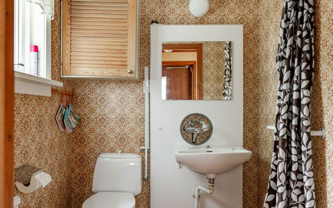 Lantdrömmen: Wc Bril, Badkamer, Toilet, Loodgieterswerkinrichting, Wastafel In De Badkamer, Interieur Ontwerp, Wastafel, Flooring, Verdieping, Loodgieter