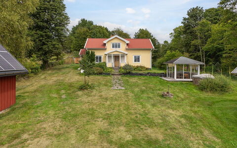 Lantdrömmen: Gras, Gebouw, Boom, Huis, Woongebied, Huis, Struik, Dak, Land Lot