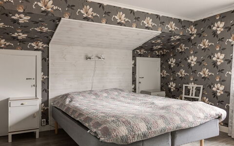 Lantdrömmen: Slaapkamer, Bed, Meubilair, Laken, Bedding, Interieur Ontwerp, Flooring, Hout, Verdieping, Linens