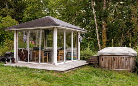 Lantdrömmen: Hout, Dak, Prieel, Schaduw, Garden Gebouwen, Tuin, Outdoor Structuur, Paviljoen, Verblijf, Schuur