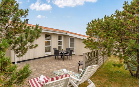 Jale - 300M from the Sea: Huis, Deur, Verblijf, Landgoed, Werf, Schaduw, Siding, Veranda, Ontwerp, Beits