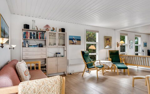 Jale - 300M from the Sea: Meubilair, Interieur Ontwerp, Flooring, Verdieping, Houten Vloer, Hout, Plafond, Bankstel, Kamer, Woonkamer