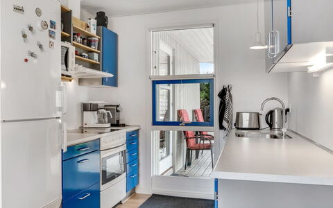 Jale - 300M from the Sea: Keuken, Toestel Van De Keuken, Major Appliance, Countertop, Interieur Ontwerp, Flooring, Plafond, Huishoudapparatuur, Cabinetry, Meubilair