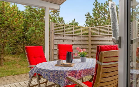 Jale - 300M from the Sea: Meubilair, Stoel, Buitenmeubels, Tafel, Hout, Buitentafel, Keuken En Eettafel, Koffietafel, Tuin, Schaduw