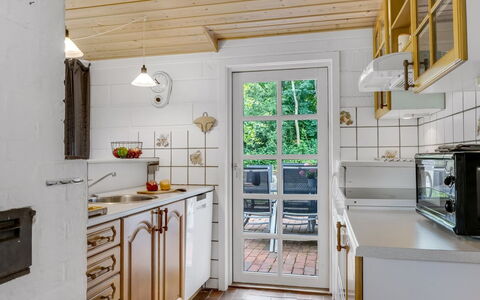 Söffren - 450M to the Fjord: Flooring, Keuken, Hout, Interieur Ontwerp, Countertop, Verdieping, Cabinetry, Plafond, Toestel Van De Keuken, Meubilair