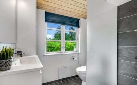 Söffren - 450M to the Fjord: Loodgieterswerkinrichting, Flooring, Badkamer, Verdieping, Interieur Ontwerp, Loodgieter, Kraan, Wastafel, Toilet, Plafond