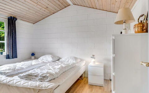 Söffren - 450M to the Fjord: Hout, Flooring, Plafond, Verdieping, Interieur Ontwerp, Slaapkamer, Bed, Kamer, Bedding, Bed Frame