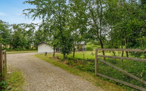 Söffren - 450M to the Fjord: Boom, Struik, Landelijk Gebied, Verblijf, Tuin, Trail, Schaduw, Bodem, Gazon, Oprit